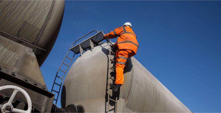 Lee más sobre el artículo Mantenimiento preventivo de tanques e instalaciones industriales: Claves para extender la vida útil de su infraestructura